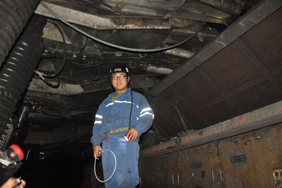 取樣人員在采煤工作面現場取樣,進行內蒙古鐵譜分析技術 取樣人員在采煤工作面現場取樣,進行內蒙古鐵譜分析技術